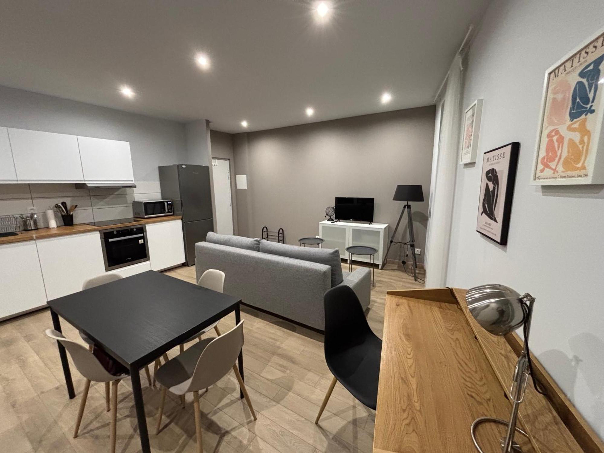 Immeuble La Doa Proche Chu Apartment